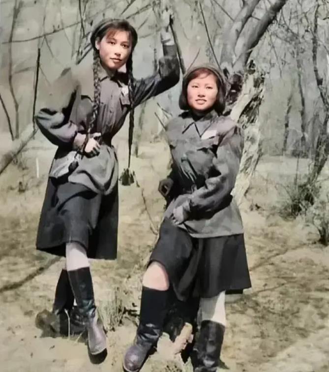 1951年，两名志愿军女战士朝鲜战场上留下了这张合影，非常珍贵。

两个人都是文