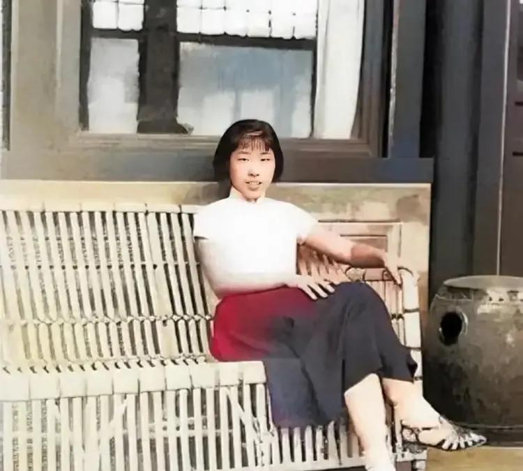 大学时期的王光美，真的是又年轻又时尚，不愧是大户人家出身，这是她1940年在北平