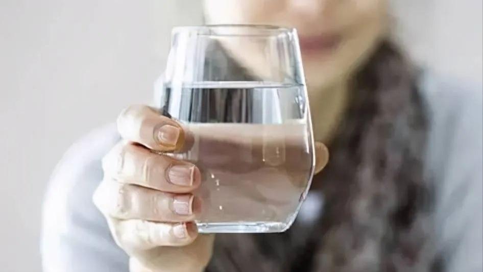 寿命长短，喝水便知？提醒：喝水后若出现这4个异常，建议及时就医