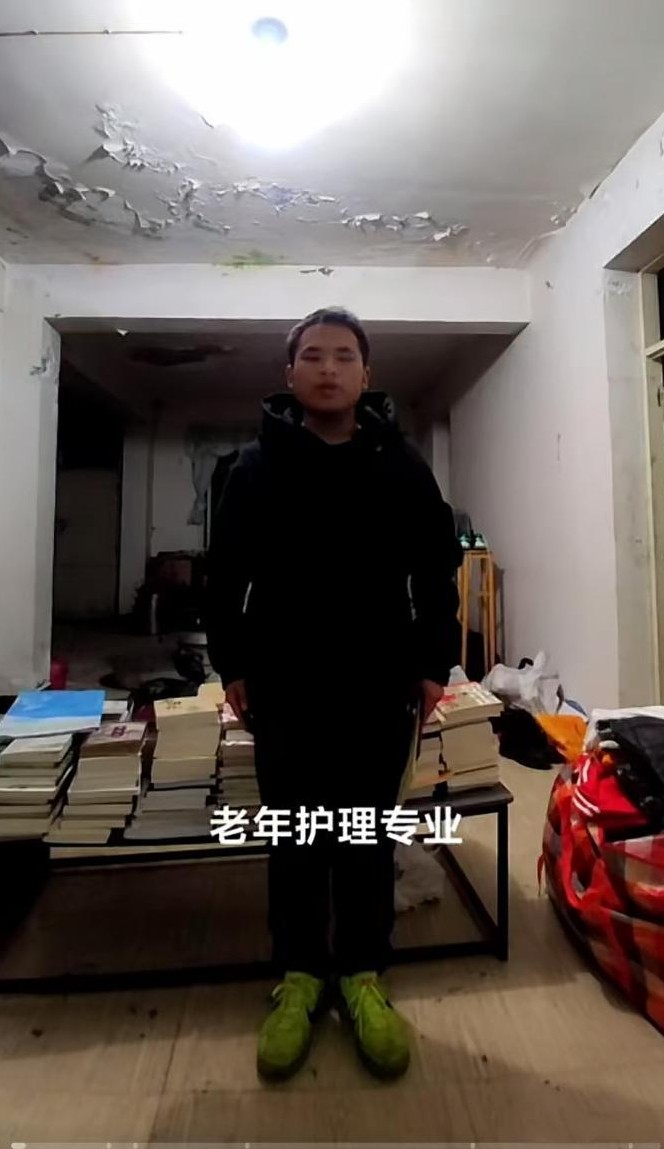 谭富贵，这个名字最近成为了网络上的热议焦点。19岁的他是一名医学生，尽管目前的学