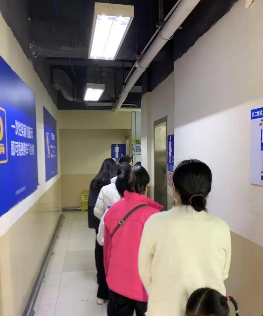 女厕所经常排队，为什么不把女厕所设计得比男厕所大一些？

可以这么说，从女性的身