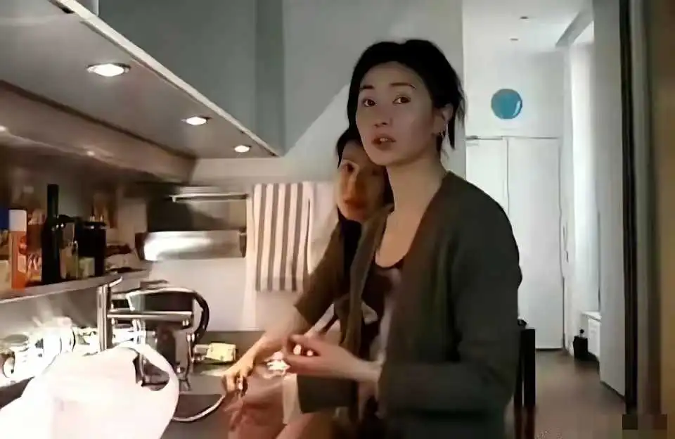 家家有本难念的经，曾经风靡一时的大美女张曼玉，如今已经接近60岁了，年轻美貌已是