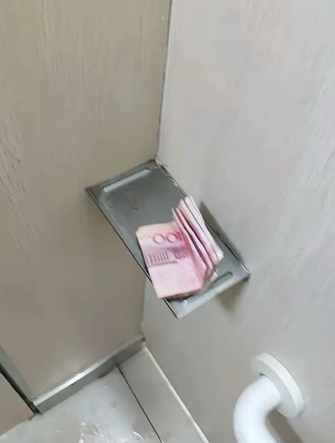 今天中午午休，
我像往常一样去单位卫生间。
没想到，在放卫生纸的地方，
竟然有一