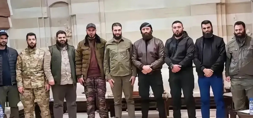 叙利亚新政府核心圈集体亮相！清一色的年轻人，清一色的大胡子！
​
他们共有9个人