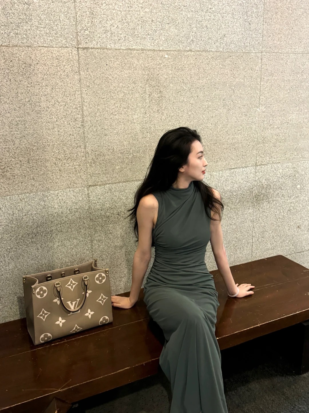 Zara，你别太显贵！🖤
买的时候以为是平平无奇的小长裙
为了看展，翻箱倒柜试