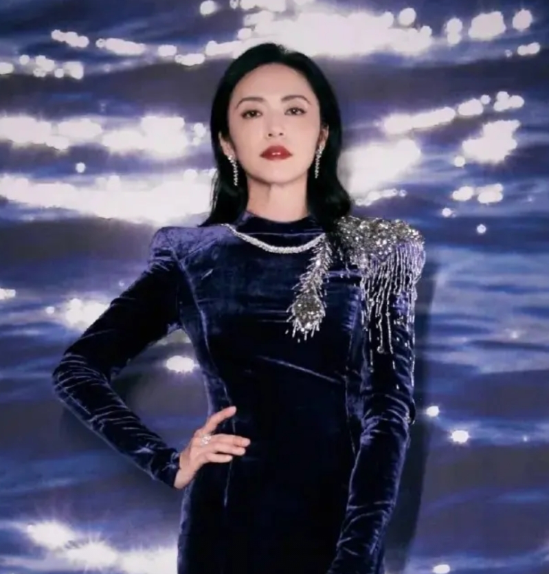 姚晨的两任丈夫对比

1.前夫：凌潇肃，44岁，西安人，身高184cm，职业演员