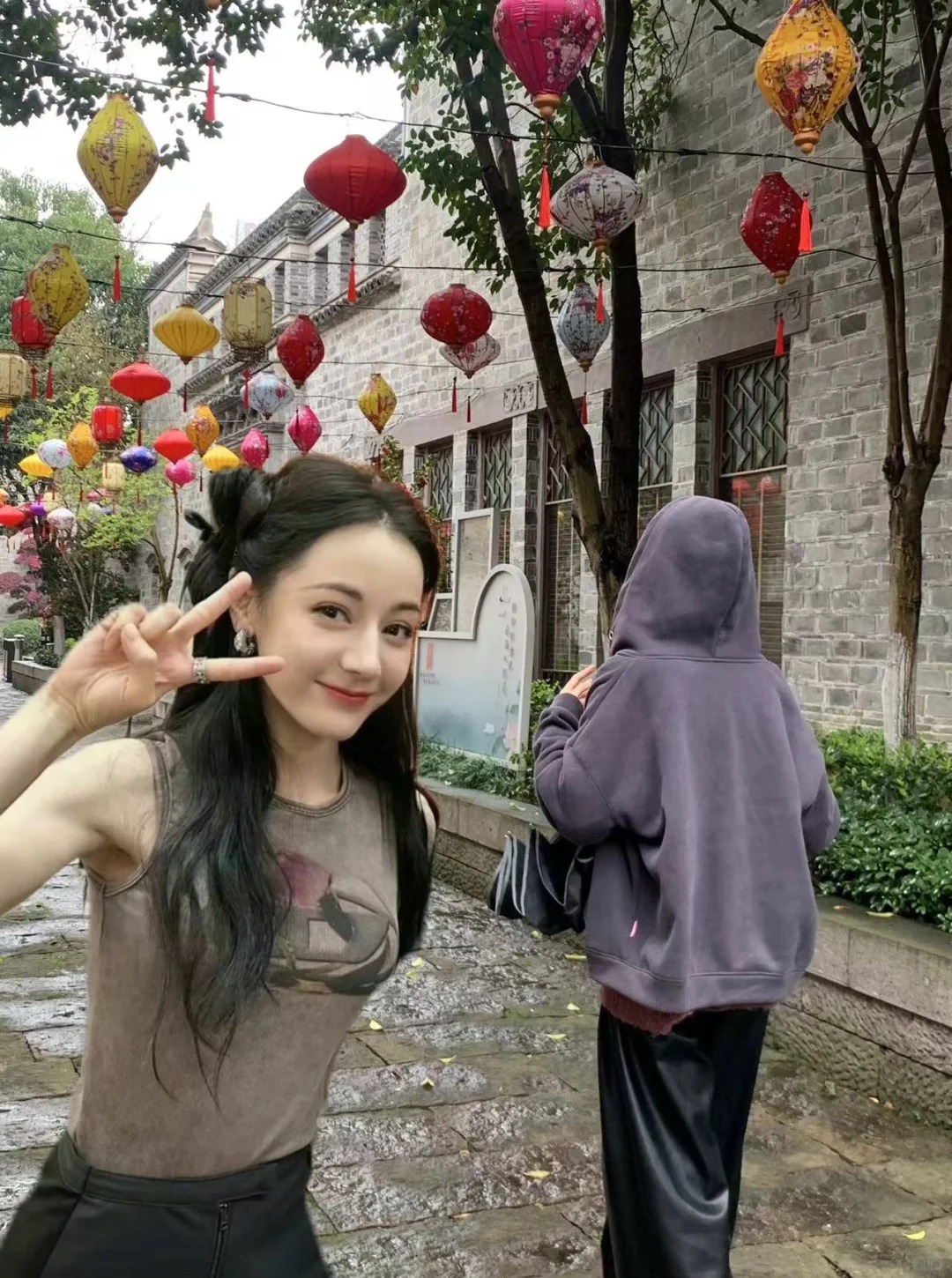 迪丽热巴你真调皮～
跟我逛街还要和我拍照⌯>ᴗ o⌯.ᐟ.ᐟ谁是梦女？反正