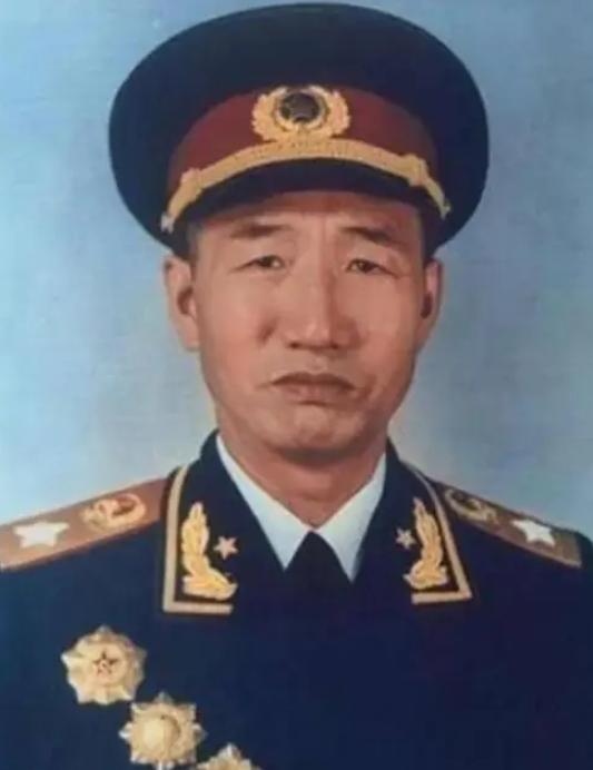 徐向前的儿子徐小岩带女朋友回家吃饭，为表欢迎，徐元帅亲自下厨做了满满一桌子菜。没