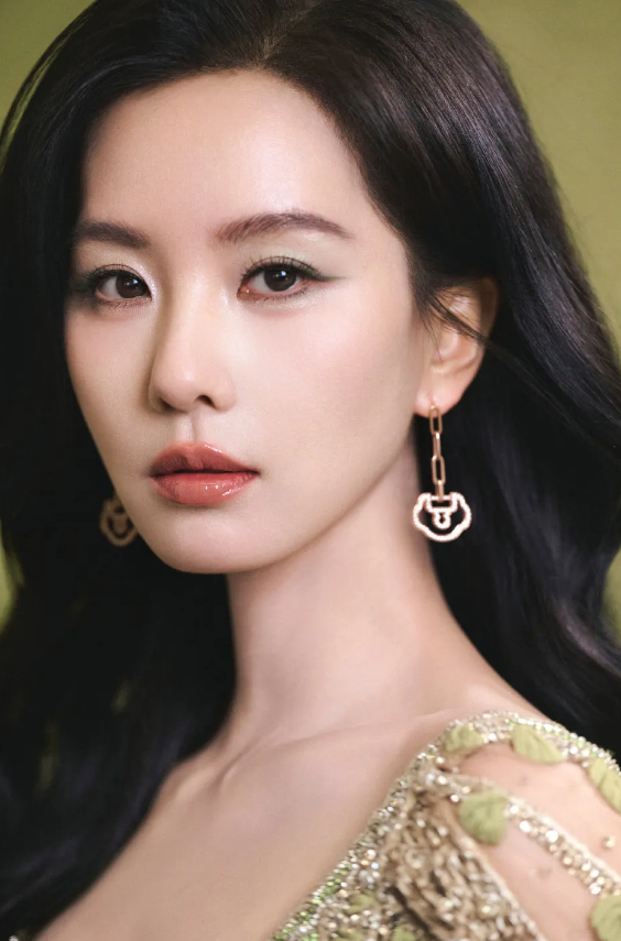 刘诗诗不知道动哪儿了？
现在的她中庭特别长，鼻子和人中很不自然，眼睛变小向上吊，