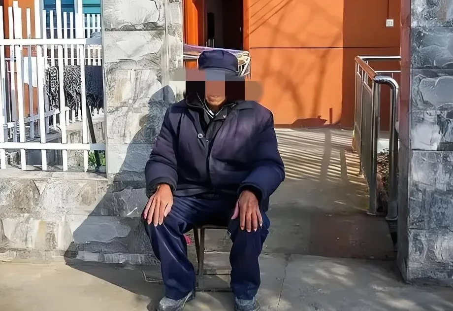 湖南，一80岁大爷，退休金2700元，住在农村老家，大爷患有颈椎病和脑动脉硬化，