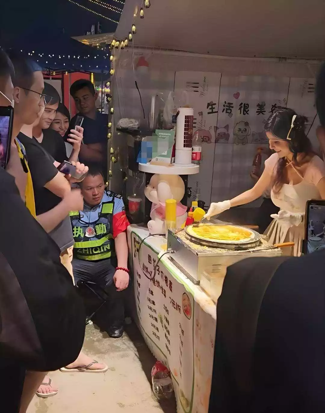 
此时保安已经崩溃了...