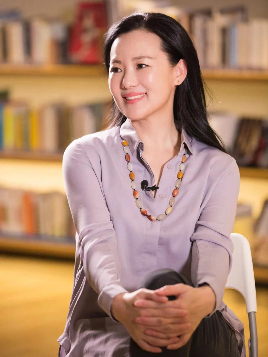 她始终如一朵梅花，在娱乐圈中怡然独放