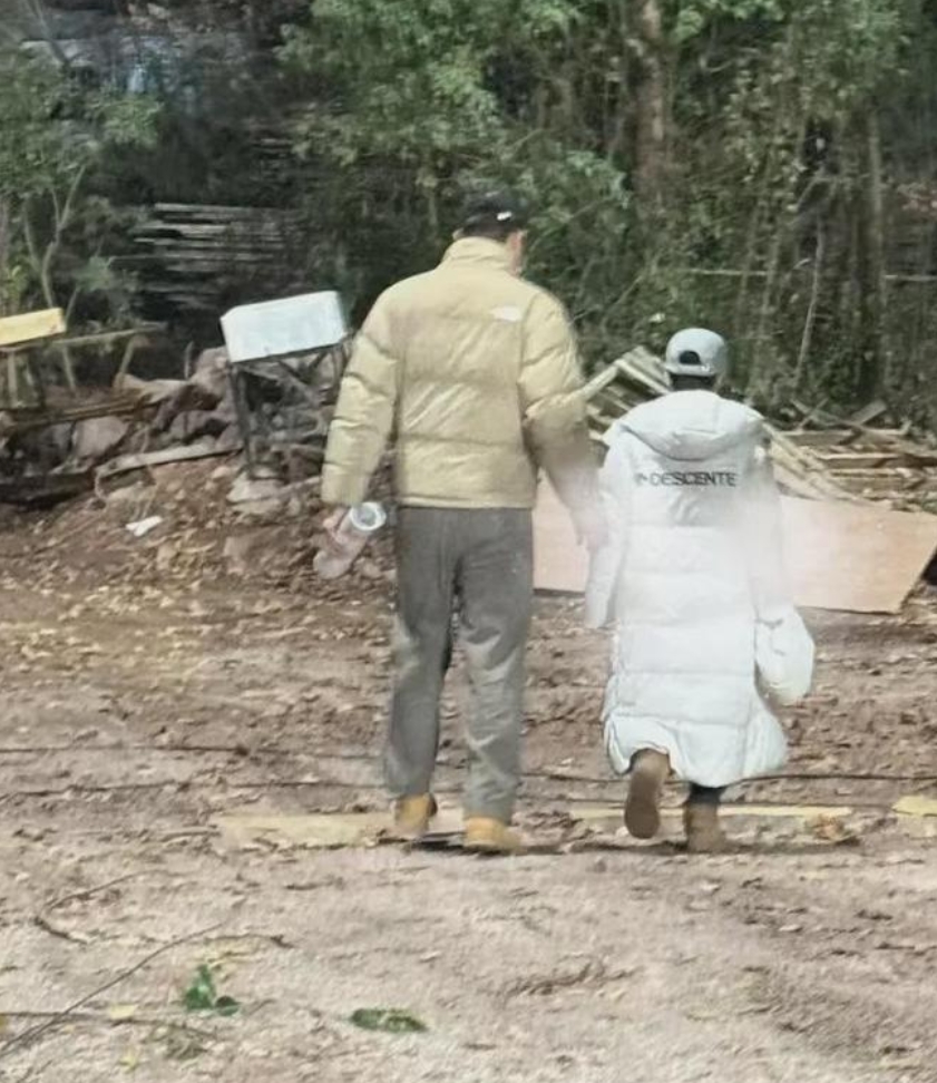 这是才41岁的郭敬明，他看上去怎么那么苍老啊。

特别是在工作人员的衬托下，越来