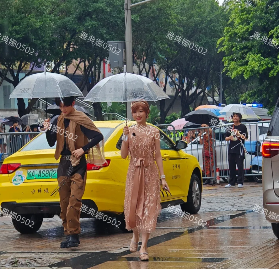 毛晓彤的脸也快崩了，本人不年轻，脸很肿很僵硅胶感很强，没有以前漂亮甜美了。