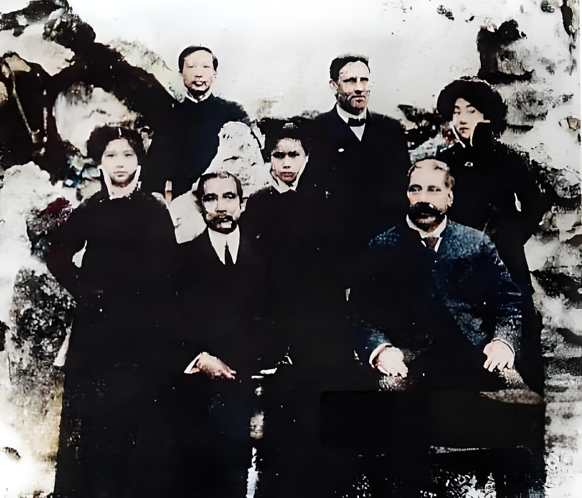 1910年，宋霭龄毕业后回国，经父亲推荐任孙中山的秘书。