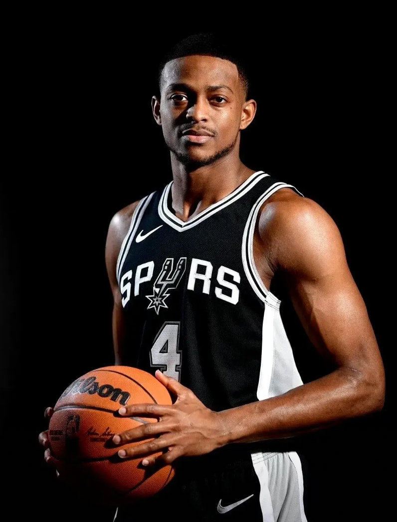 福克斯改主意了！

据报道，马刺队新援福克斯已将球衣号码换成4号，以此来向在德克