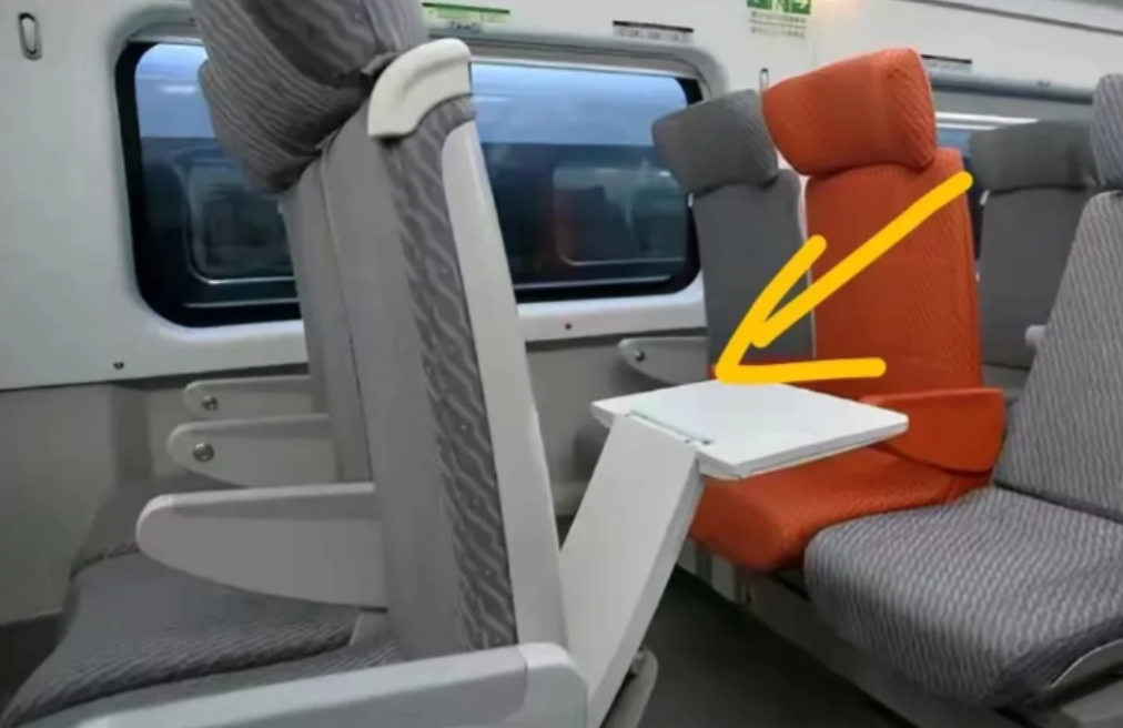 “我就是正常调整座椅，凭什么要我赔钱？”2022年，大学生在高铁上玩电脑，不料前