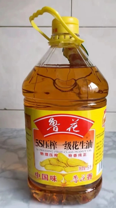 家里没油了，今天去超市买，顺便给我妈也买了一桶，两桶鲁花5公斤的纯正花生油差不多
