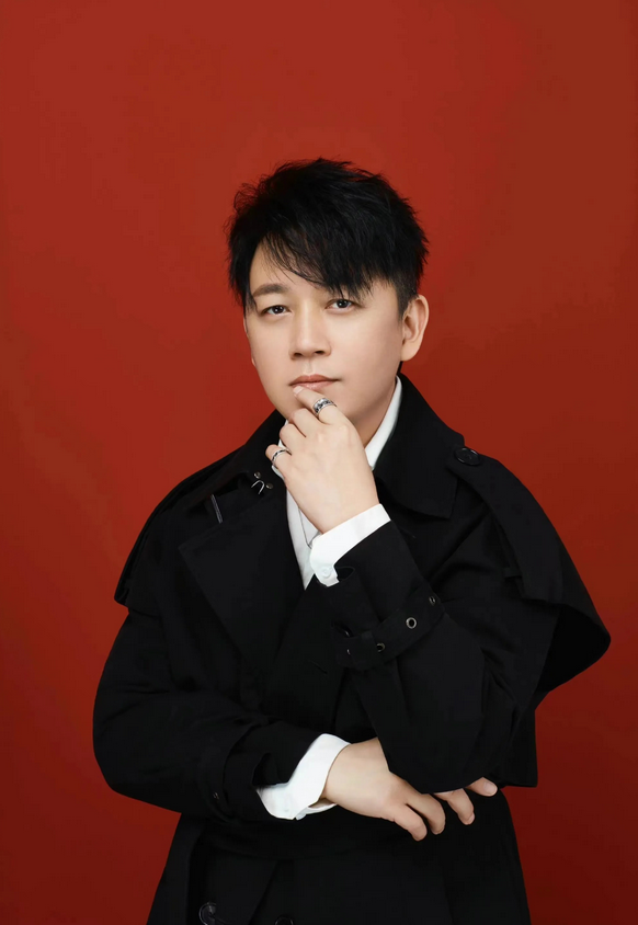 记者问50岁的潘粤明:“红了之后，你有变得膨胀吗？”潘粤明不假思索:“脸有点膨胀