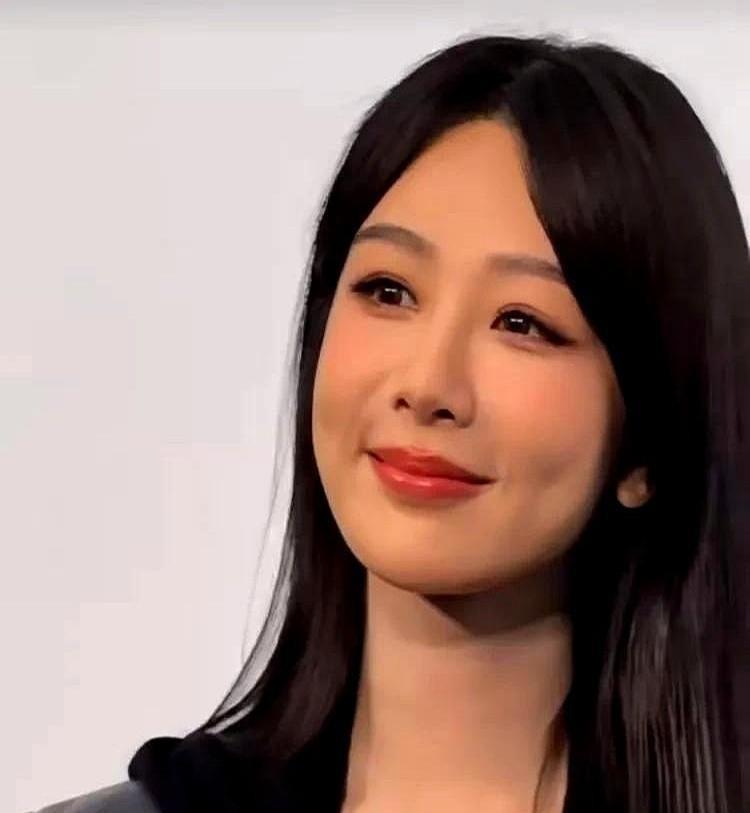 追完杨紫线下活动，评论区举个手！

原地炸了，冲进家门连发三张现场高清生图。
