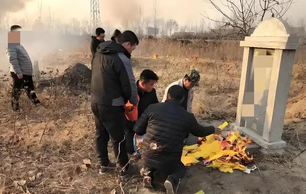 甘肃天水，一男子平整耕地，看到旁边的坟墓无人祭祀，他以为这是孤坟，没有后人，开着
