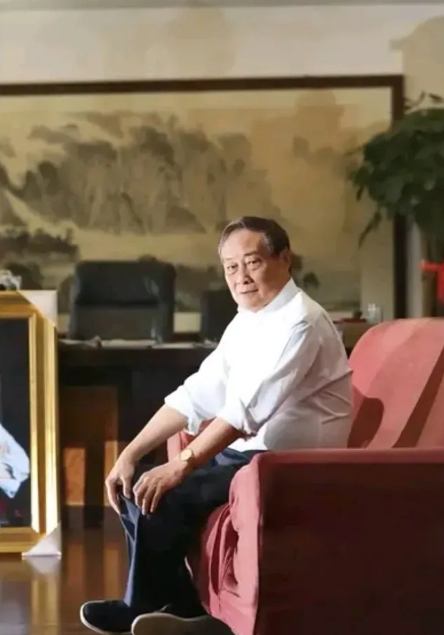 宗庆后去世了。 宗老爷子干干净净地走了。他不欠谁一分钱，他也没上市圈过一分钱。他