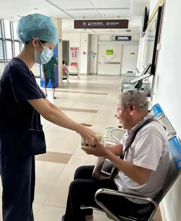 “人间自有真情在！”广州，一位老人多日守在ICU门口，通宵达旦！医生同情老人，上