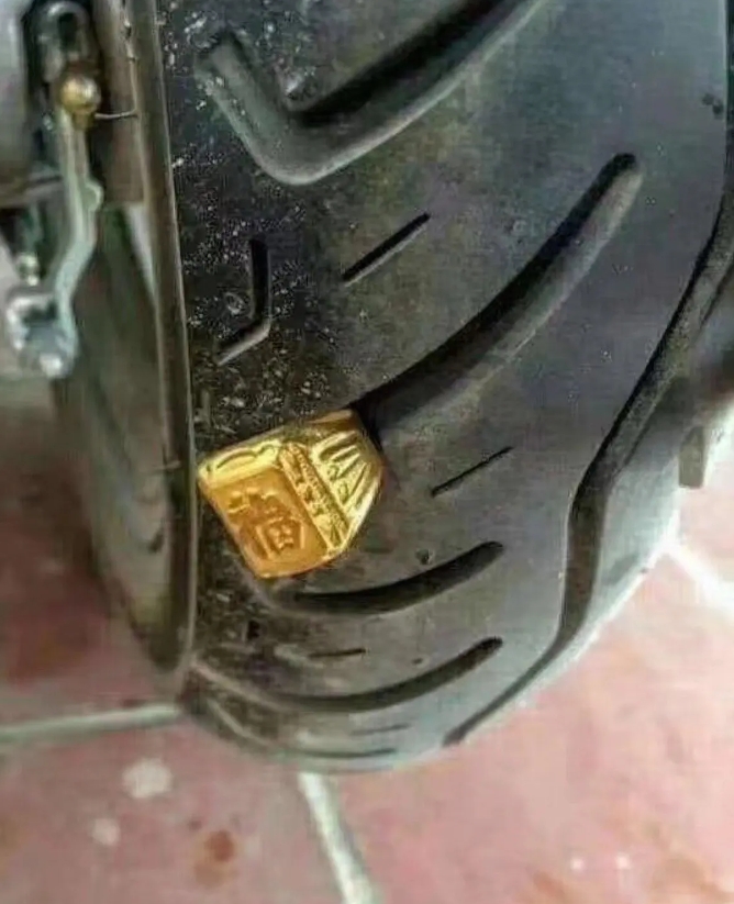 谁扔的？又费了一个轮胎！