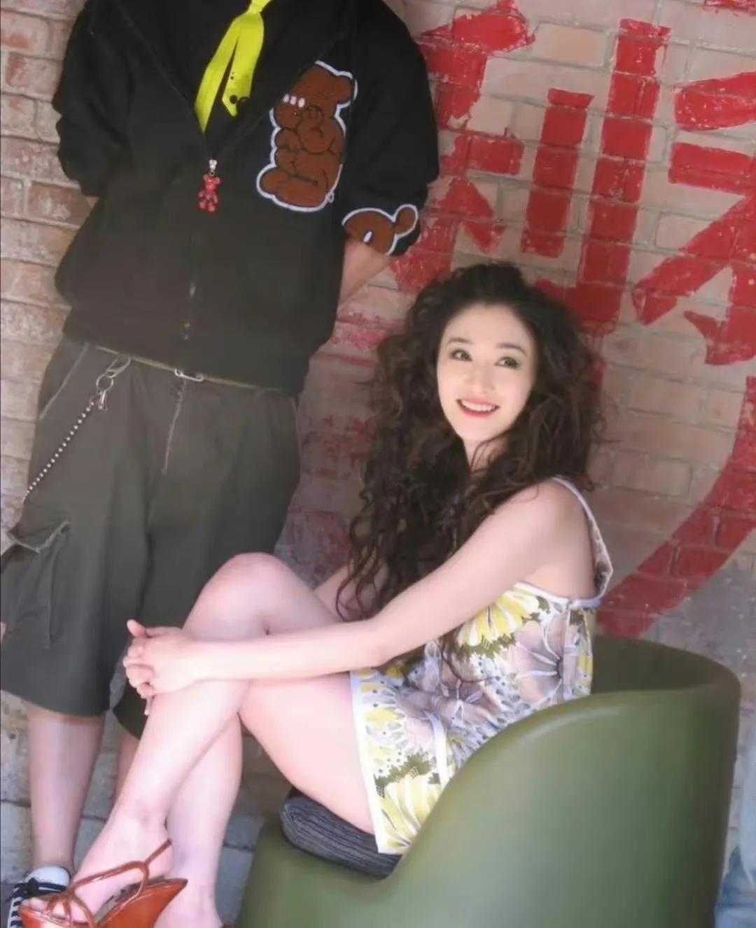 早期的李小冉就很有自己的风格，同时期的美女明星很多，她身上有一种艳而不俗的美，整