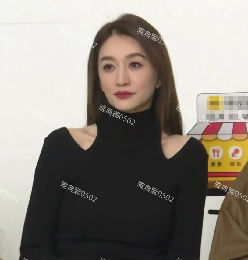 李小冉的美貌太令人服气了，48岁的她皮肤紧致白到发光，身材高挑四肢纤长五官清丽气