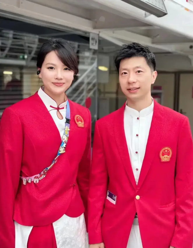 在巴黎奥运表彰大会上，最火的10个运动员如下：

1. 潘展乐：站在第一排中间位