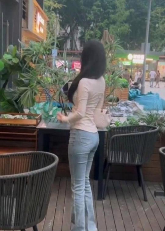 "刚刚路过这家店，被这里环境吸引了，忍不住停下来，小歇一会。"