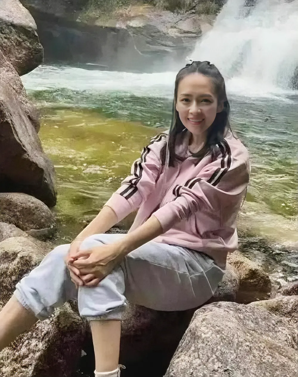 有人说，章子怡漂亮，完全是靠化妆和美颜维持。其实大家都错了。
章子怡，素颜也好看