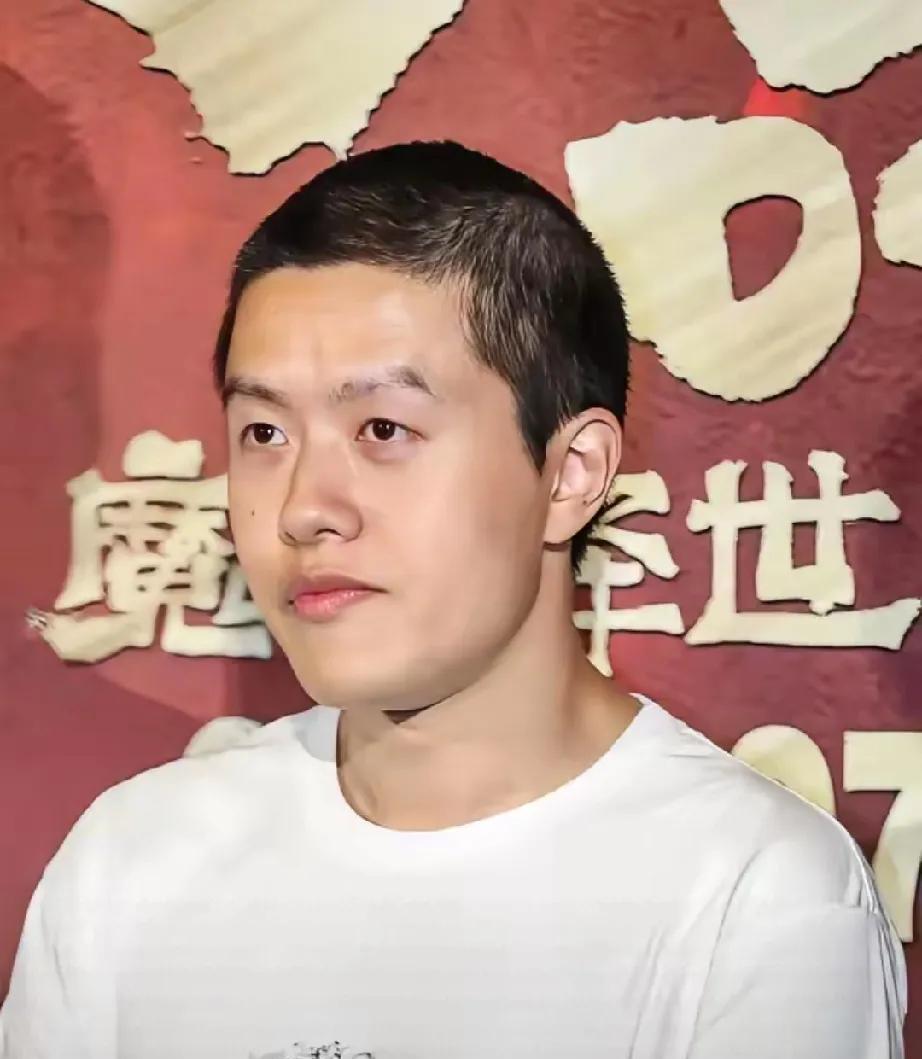 《哪吒2》票房破89亿。
按理说，这么火的电影，娱乐圈应该是一片欢呼才对，可现实