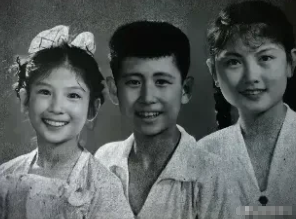 这姐弟仨长的一人一个模样[大笑]大姐四方大脸，模样一点没变，即使现在已是满头白发