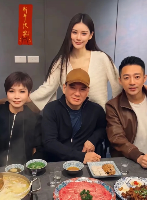 讲真，看到这张合影，以前对马小梅那种不好的看法一下子烟消云散了。没错，就是因为她