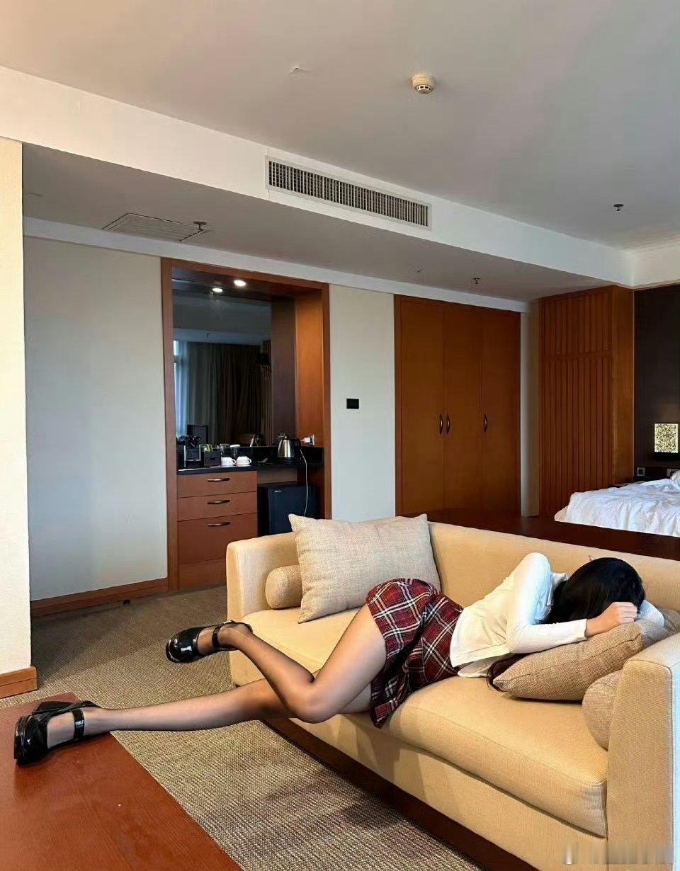 白上衣配格裙，黑丝搭黑鞋，尽显青春活力。