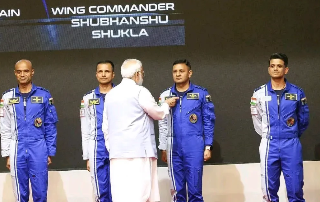 印度计划明年载人飞船首飞就有3名航天员上太空，为什么众人却认为印度心急吃不了“热