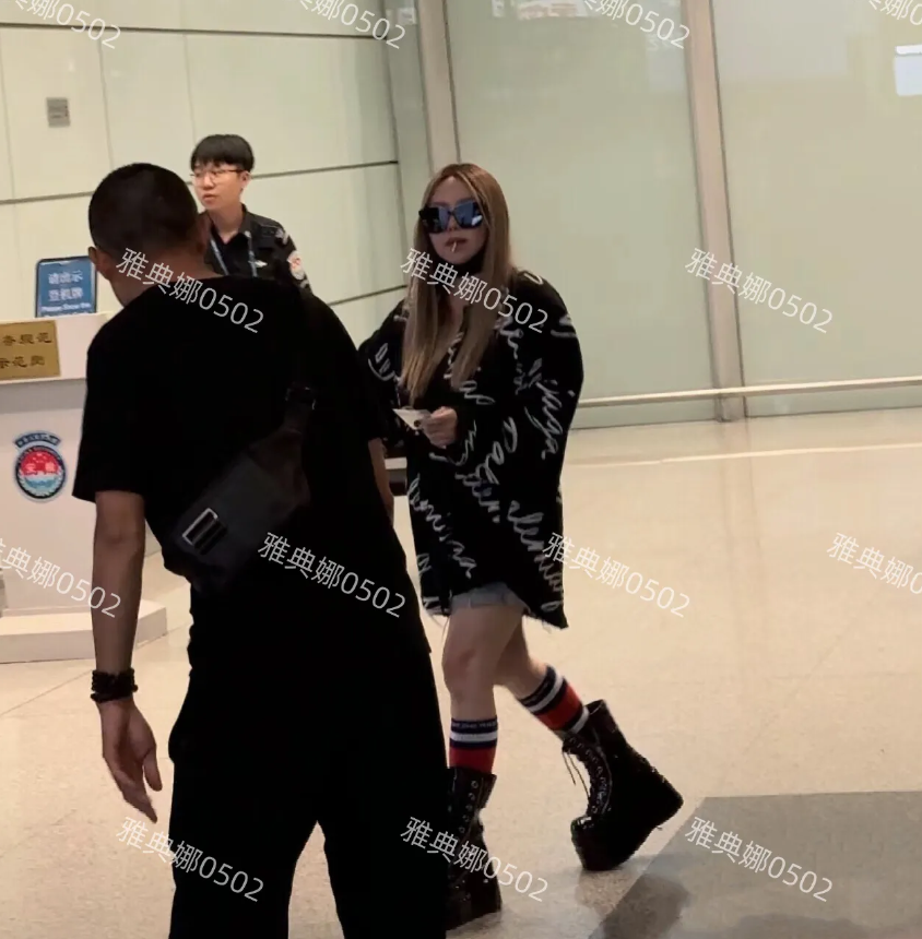 天津站偶遇张惠妹，本人个子很矮穿了很厚底的恨天高还是很小一只。
一头金发的她瘦了