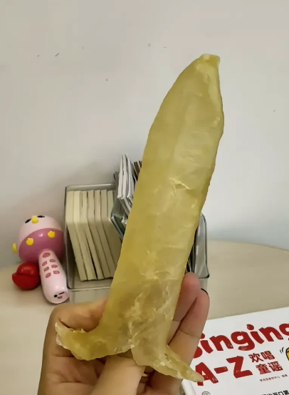 邻居非拉我去她家鱼胶店瞅瞅，说都是好货。我一瞧，那些鱼胶咋看咋不对劲儿，跟我之前
