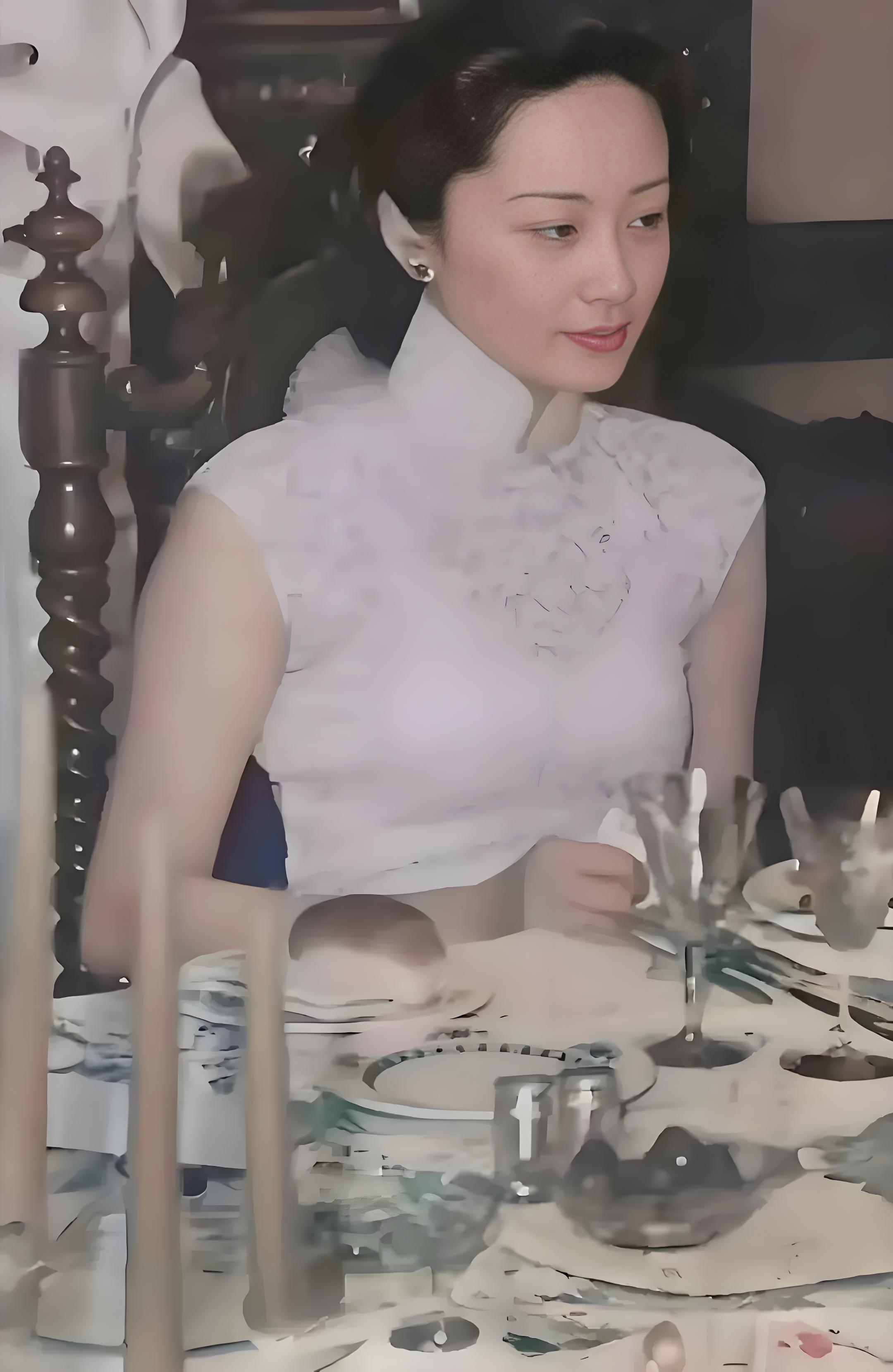 惊讶吧，这是1942年拍摄的照片，灯红酒绿纸醉金迷的生活，这是美丽的四大家族之一