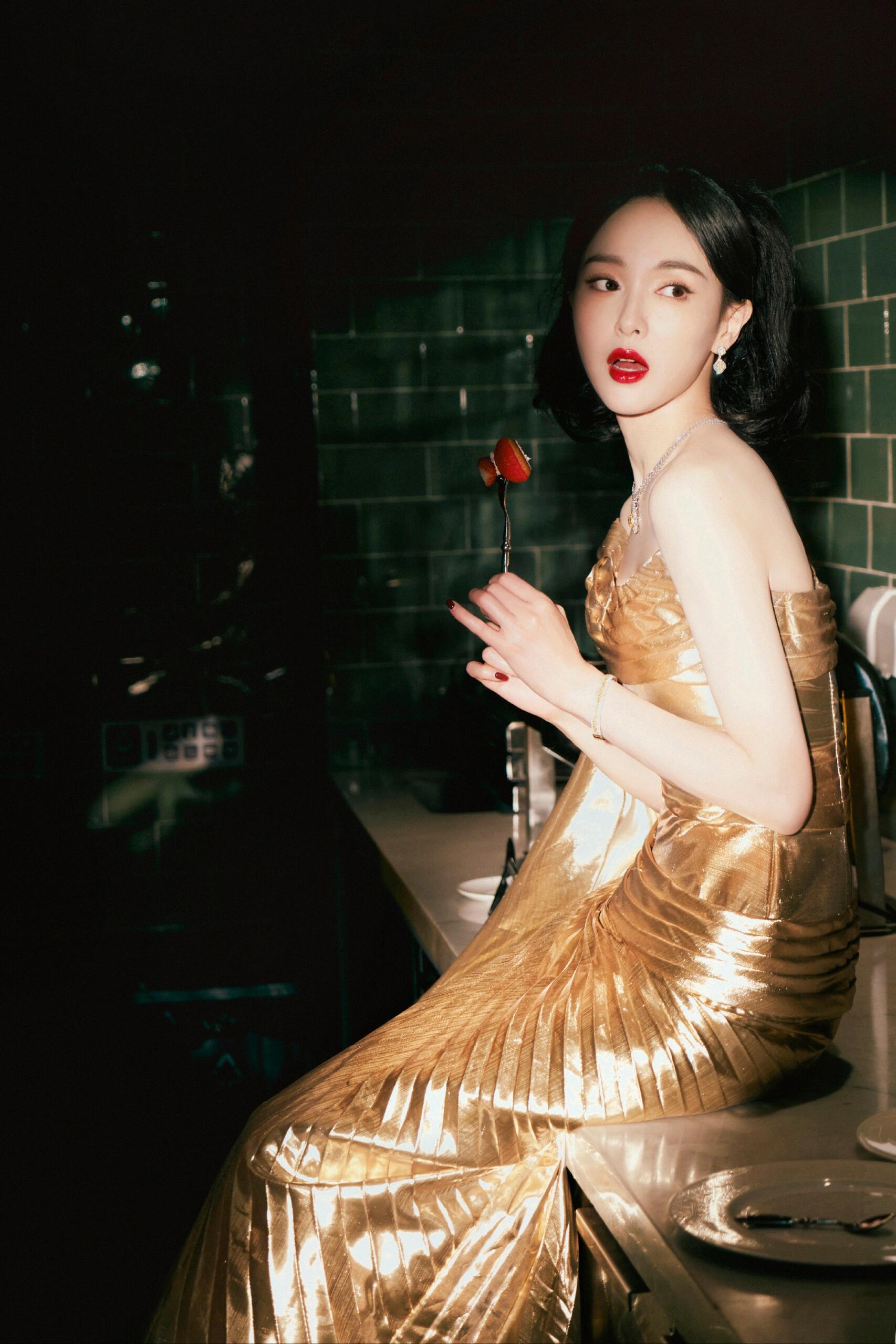 唐嫣穿金色单肩礼服裙大气甜美