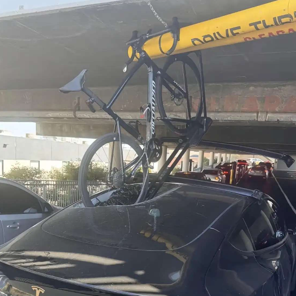 我可真该死啊，忘了车顶装了自行车，提车不到半个月就变事故车了
