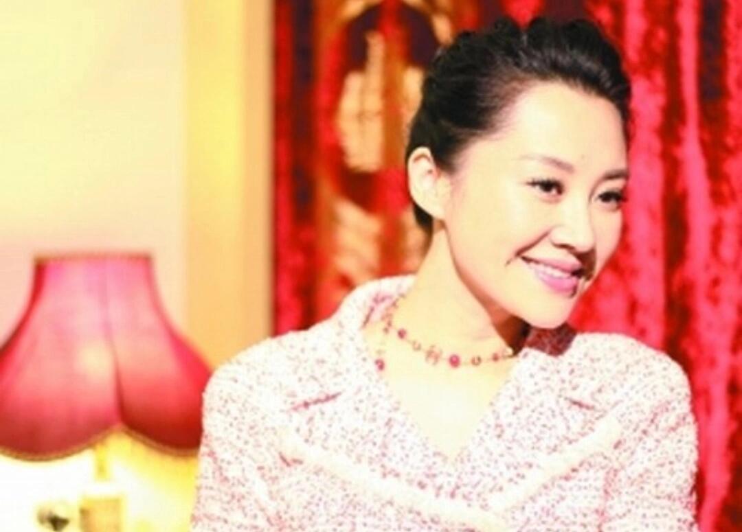 许晴的演艺生涯充满了精彩和荣誉