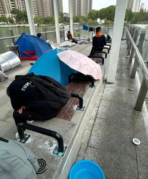 江苏，一小伙公园散步时，发现公园长椅被焊了钢管，小伙起初认为这是为了方便老人健身