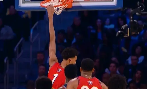 最认真打球的全明星未来联盟的门面担当超巨——文班亚马！全明星赛后文班接受采访：“