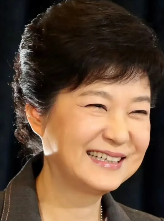 韩国传来消息，朴槿惠迎来命运转折！

在韩国现任总统的执政方式如果不被国民所接受