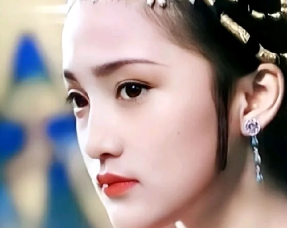 50岁身穿香奈儿在杭州的周迅，17岁在荧屏饰演小狐狸的周迅，岁月可能会洗去一个人