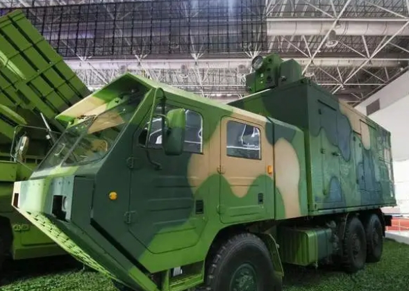LW-30型激光战车身披三色迷彩。

LW-30型激光战车利用定向发射高能激光，