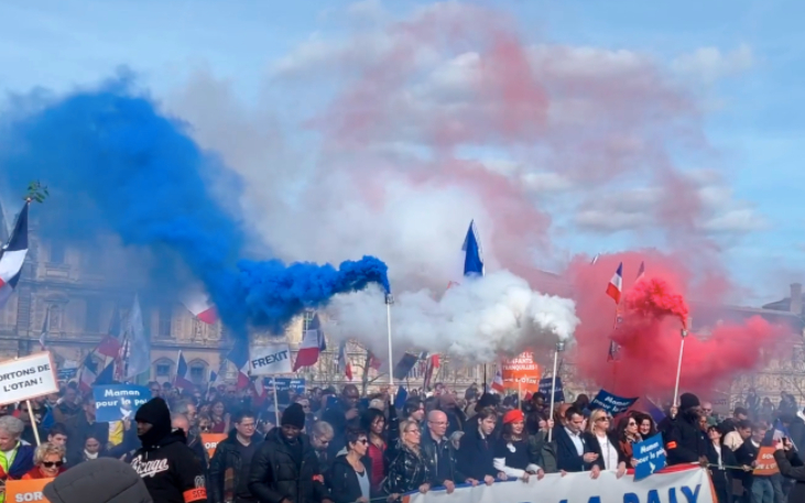 玩脱了！法国巴黎爆发声势浩大的示威游行，大批民众高呼立即退出北约、弹劾马克龙、我